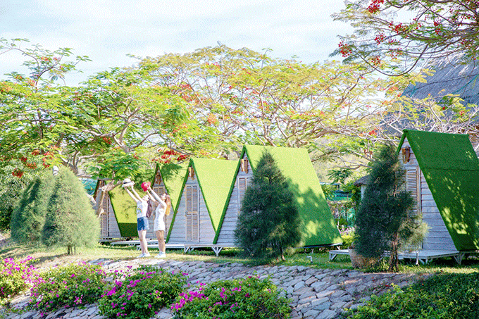 Du khách trải nghiệm tại Khu du lịch Đảo Khỉ của Công ty Cổ phần Du lịch Long Phú.