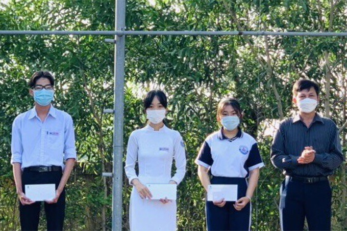 Bệnh viện Mắt Sài Gòn Nha Trang: Trao 5 suất học bổng cho học sinh nghèo vượt khó