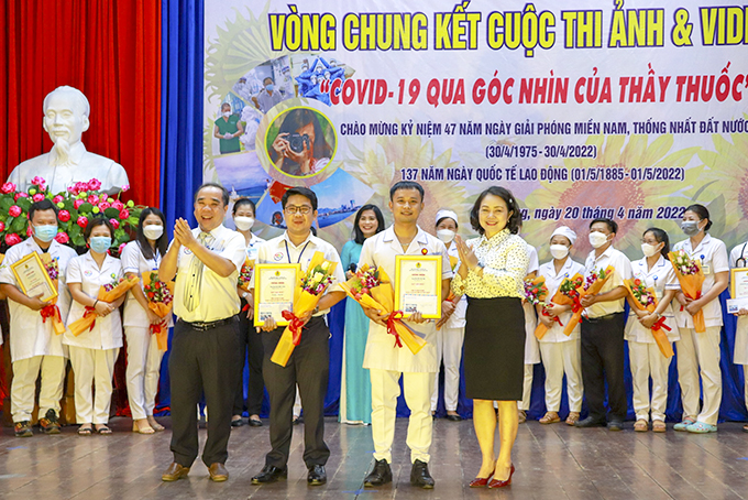 2 tác giả đoạt giải nhất cuộc thi "Covid-19 qua góc nhìn của thầy thuốc"