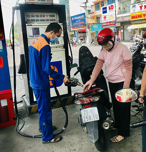 Giá xăng tăng gần 700 đồng/lít