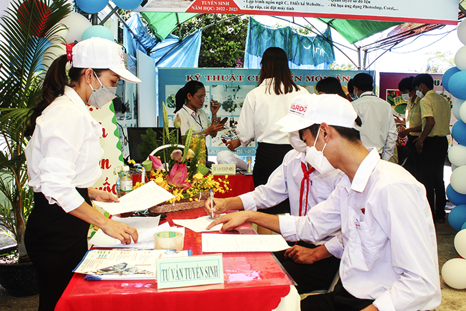 Trường Trung cấp Nghề Vạn Ninh tư vấn hướng nghiệp cho hơn 300 học sinh