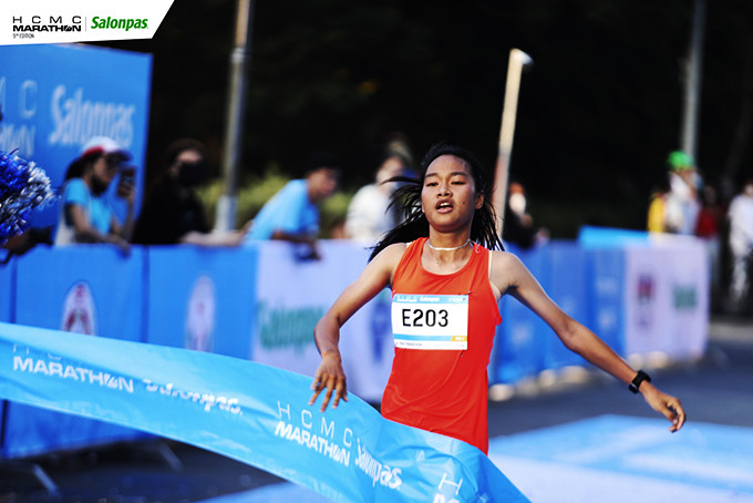 Vận động viên Nguyễn Thị Thúy Vân trên đường chạy giải marathon TP. Hồ Chí Minh 2022.  Nguồn:hcmmarathon.com