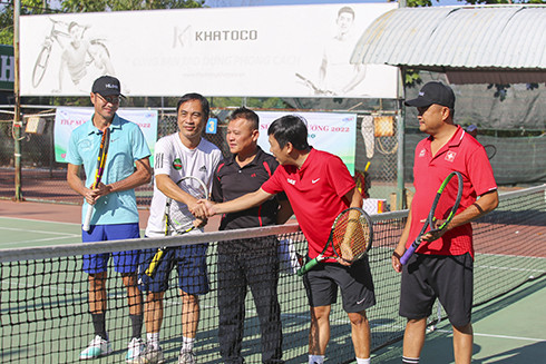 Các tay vợt làm thủ tục chuẩn bị cho trận đấu.