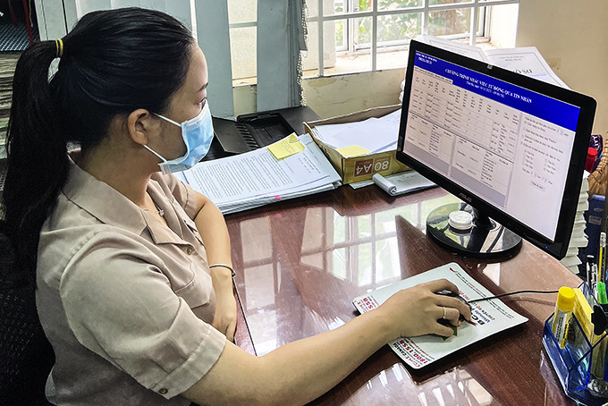 Công chức UBND thị xã Ninh Hòa tác nghiệp trên phần mềm một cửa điện tử. 