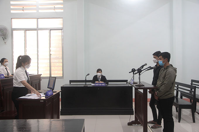 Bênh mẹ đánh người, anh em cùng vào tù