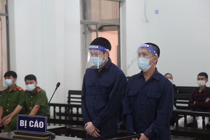 Bênh người nhà, vác súng bắn người