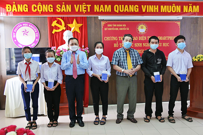 Tiếp sức cho học sinh nghèo