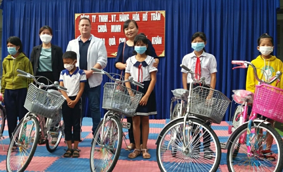 Tổ chức Chương trình "Kết nối yêu thuơng – Tiếp bước đến trường"