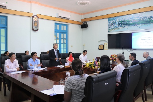 Tổng Lãnh sự Hoa Kỳ tại TP. Hồ Chí Minh thăm Trường Đại học Nha Trang