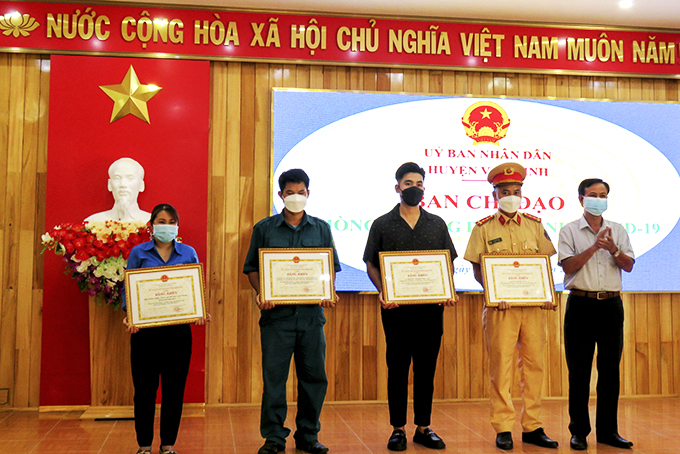 Vạn Ninh: Khen thưởng các tập thể, cá nhân có thành tích trong phòng, chống dịch Covid-19