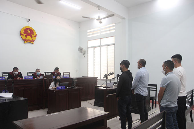 Trèo qua cửa sổ để đi đánh nhau