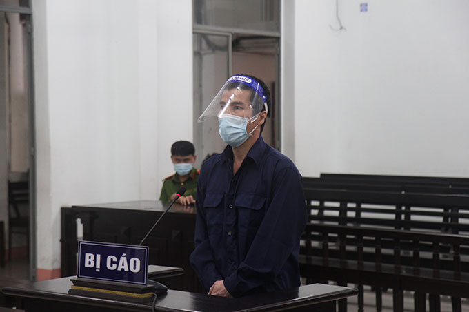 Vào tận phòng ngủ chém người