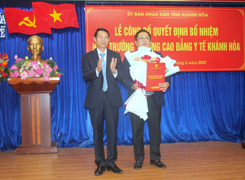Ông Đinh Văn Thiệu trao quyết định bổ nhiệm cho ông Hồ Tá Phương.