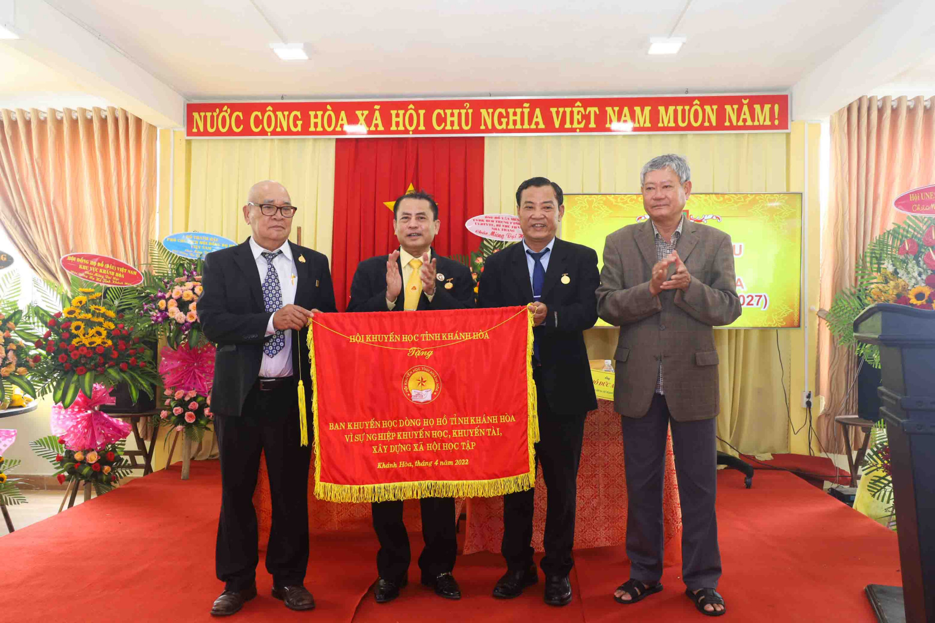 Ông Trần Quang Mẫn - Chủ tịch Hội Khuyến học tỉnh Khánh Hòa trao bức trướng cho Ban Khuyến học dòng họ Hồ. 