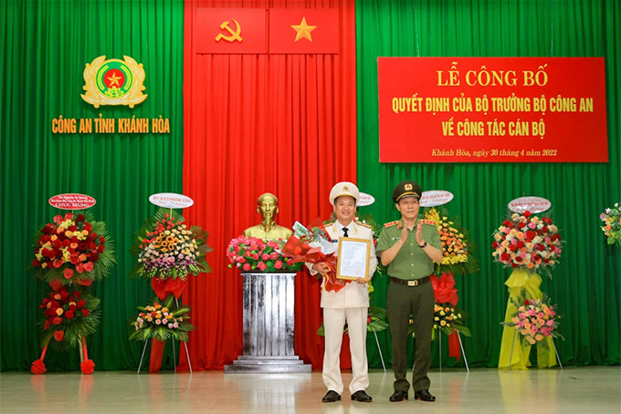 Thượng tướng Lương Tam Quang, Thứ trưởng Bộ Công an trao quyết định cho Đại tá Nguyễn Thế Hùng
