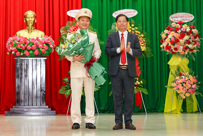 Chủ tịch UBND tỉnh Nguyễn Tấn Tuân tặng hoa chúc mừng Đại tá Nguyễn Thế Hùng
