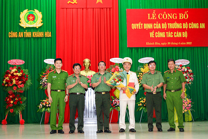 Tập thể Ban Giám đốc Công an tỉnh Khánh Hòa chúc mừng Đại tá Nguyễn Thế Hùng