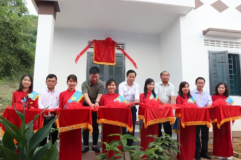 Cắt băng khánh thành nhà hỗ trợ cho một hộ dân ở xã Khánh Phú, huyện Khánh Vĩnh, tỉnh Khánh Hòa