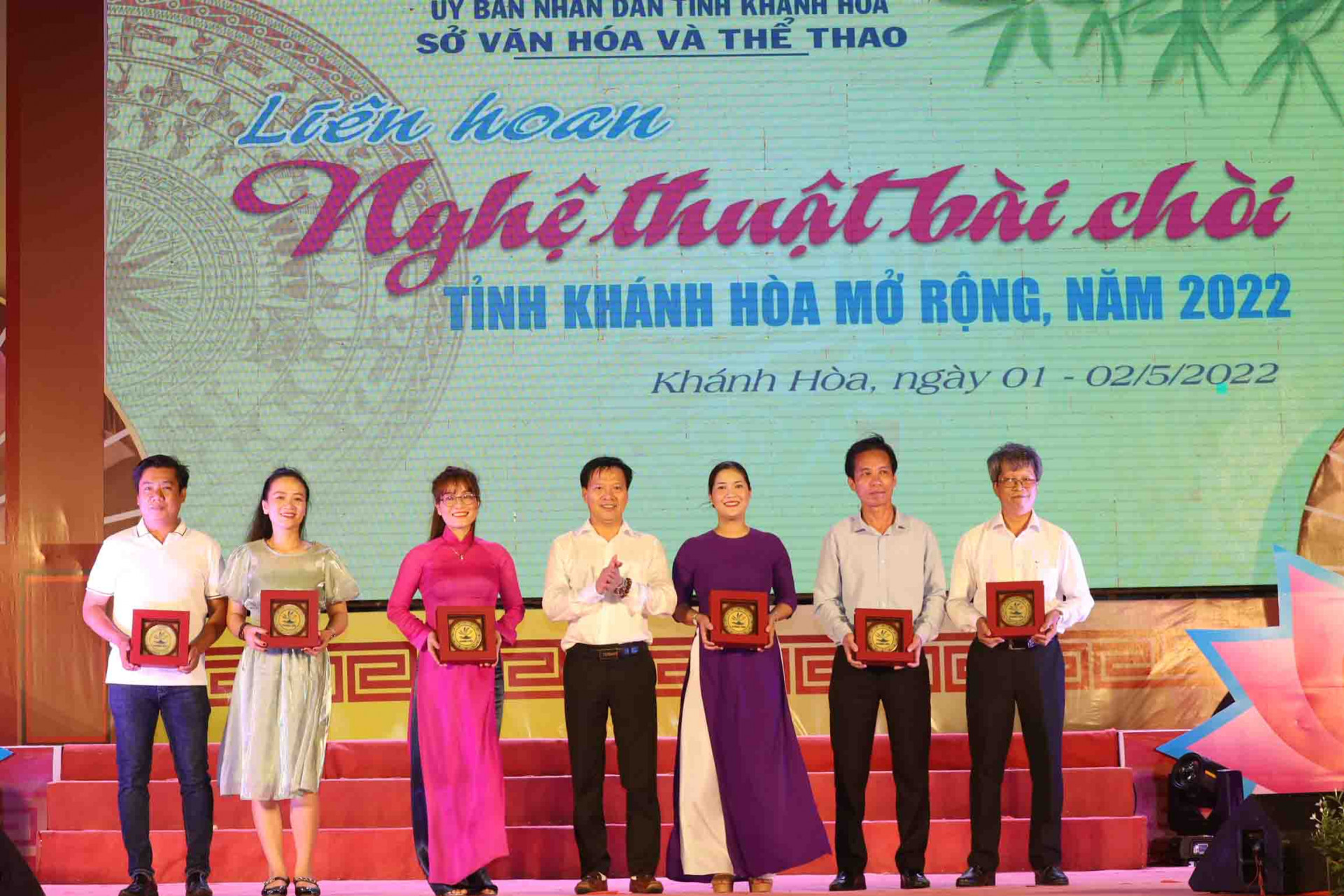 Lãnh đạo UBND TP. Nha Trang tặng quà lưu niệm cho các đoàn bài chòi ở ngoài tỉnh đến tham gia liên hoan. 