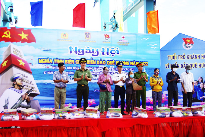 Đoàn Thanh niên các đơn vị trao quà cho các hộ dân ở phường Ninh Hải,  thị xã Ninh Hòa. Ảnh NAM KHÁNH