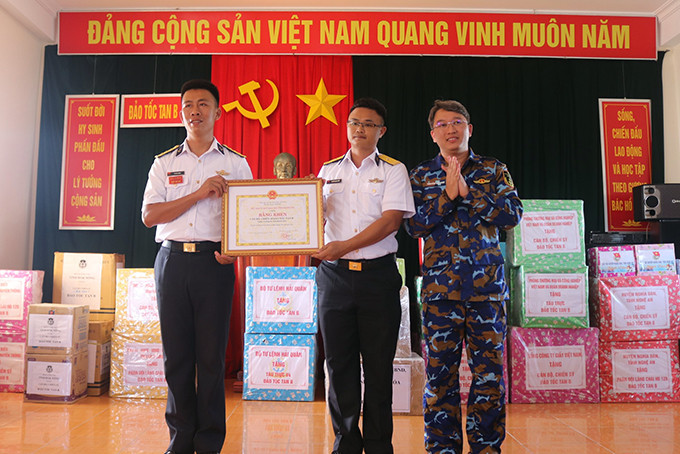 Nguyễn Hải Ninh trao bằng khen cho các cán bộ, chiến sĩ đã hoàn thành xuất sắc nhiệm vụ quốc phòng - an ninh năm 2021 trên đảo Tốc Tan B.