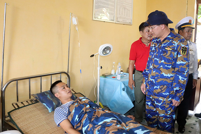 Ông Nguyễn Hải Ninh thăm hỏi, động viên chiến sĩ trên đảo Trường Sa Đông.