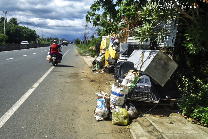 Phế liệu chiếm hành lang quốc lộ