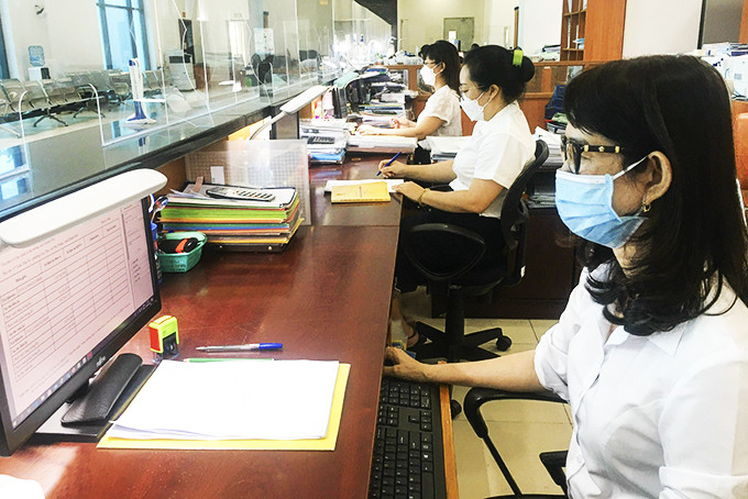 Công chức Kho bạc Nhà nước Khánh Hòa tác nghiệp trên hệ thống dịch vụ công trực tuyến.