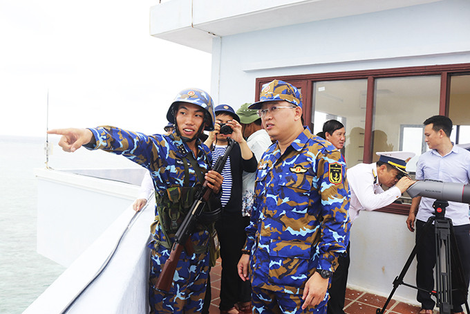 Ông Nguyễn Hải Ninh - Ủy viên Trung ương Đảng, Bí thư Tỉnh ủy trò chuyện cùng chiến sĩ trên đảo Cô Lin.