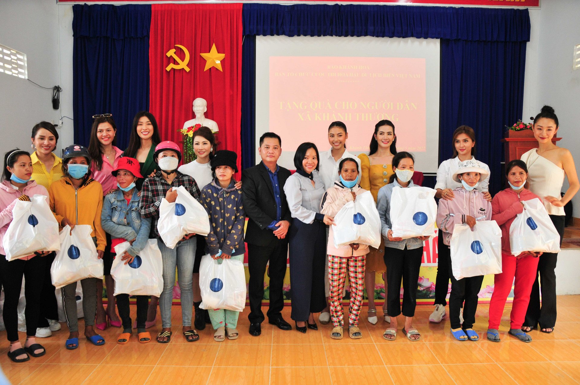 Lãnh đạo Báo Khánh Hoà, Ban tổ chức Cuộc thi Hoa hậu Du lịch biển Việt Nam cùng các đại sứ, người đẹp trao quà cho người dân