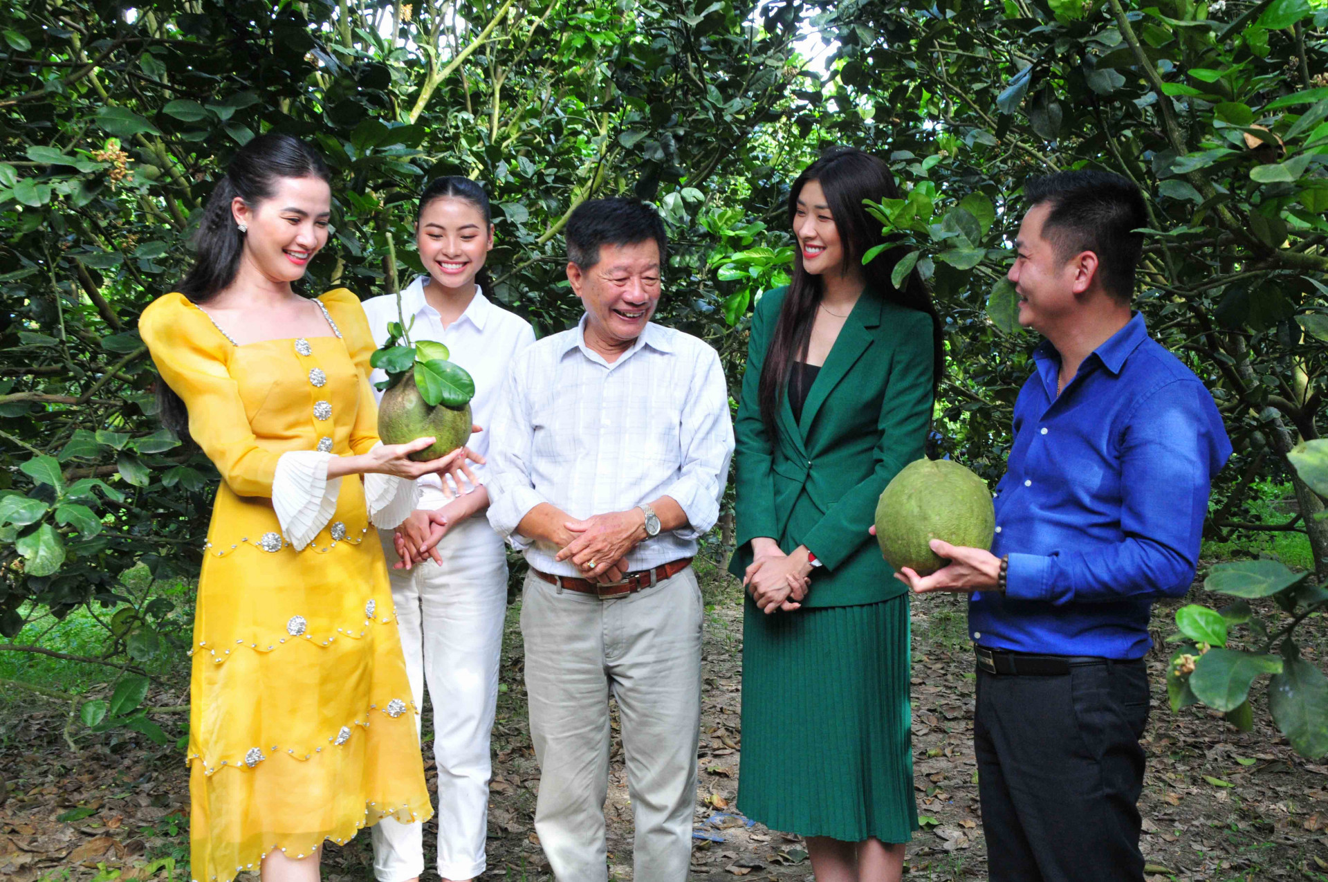 Đoàn đến thăm quan, check-in tại vườn bưởi da xanh được trồng theo chuẩn VietGAP tại xã Khánh Phú nhằm quảng bá, tuyên truyền cho loại cây trồng chủ lực của huyện Khánh Vĩnh