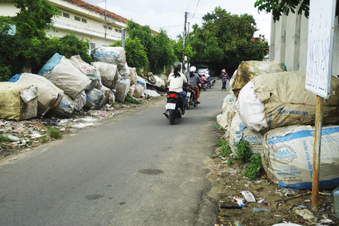 Phế liệu chiếm hành lang đường bộ