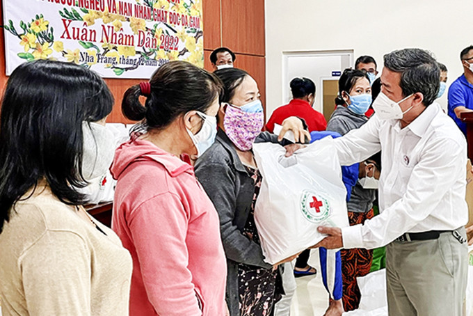 Lãnh đạo Hội Chữ thập đỏ TP. Nha Trang trao quà Tết cho người dân  có hoàn cảnh khó khăn trên địa bàn thành phố.