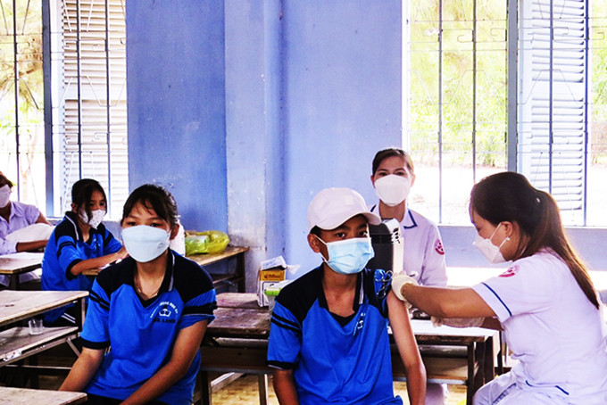 Tiêm vắc xin cho trẻ từ 5 đến dưới 12 tuổi ở huyện Vạn Ninh.