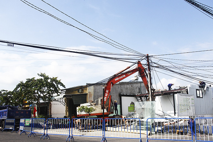 ực lượng chức năng tháo dỡ công trình xây dựng không phép ở phường Phước Long. Ảnh chụp ngày 12-5