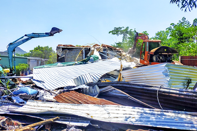 Xã Vĩnh Ngọc: Cưỡng chế công trình trái phép trong nghĩa trang