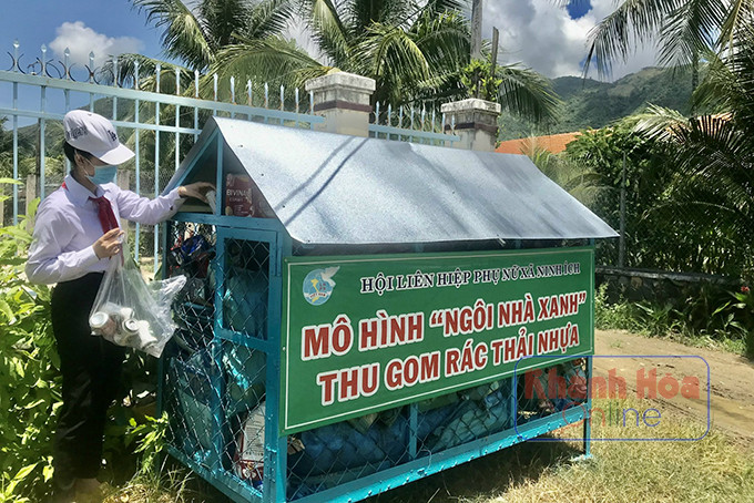 Bạn Nguyễn Hoàng Lan Vy - Trường THCS Võ Thị Sáu, xã Ninh Ích, thị xã Ninh Hòa bỏ rác vào “Ngôi nhà xanh”.