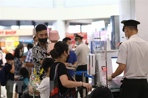 Hành khách tại sân bay Nội Bài. (Ảnh: Huy Hùng/TTXVN)