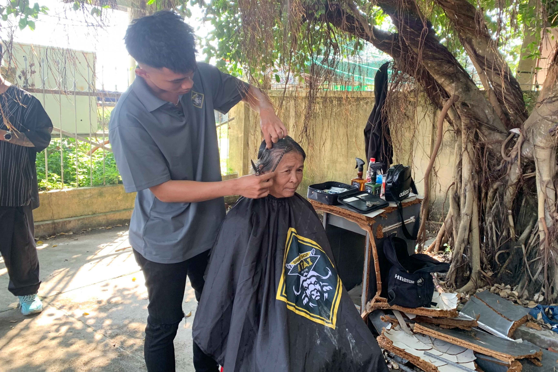 Cắt tóc miễn phí cho người dân xã Xuân Sơn