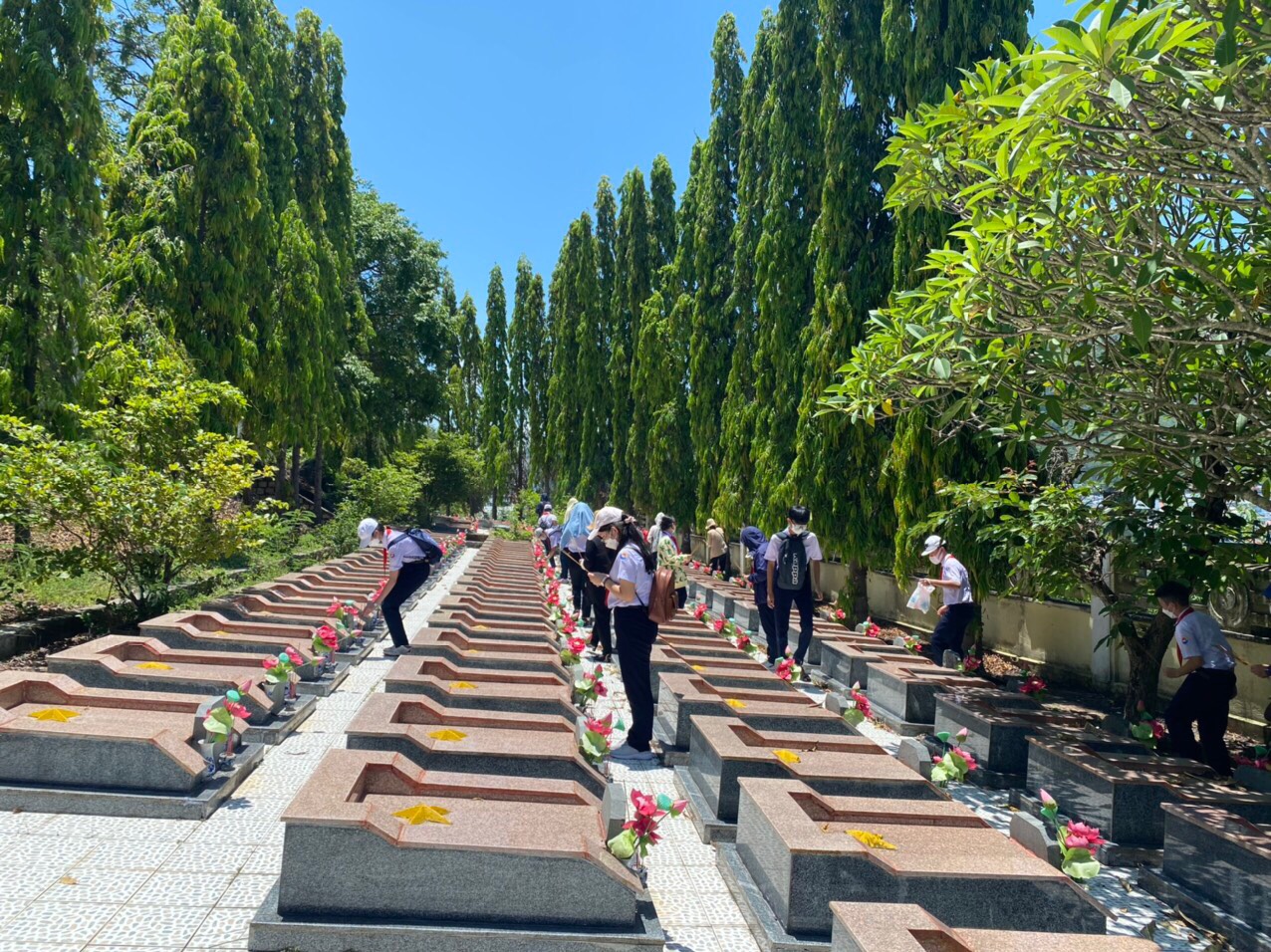 Các học sinh thắp hương tại Nghĩa trang Liệt sĩ Hòn Dung, TP. Nha Trang. 