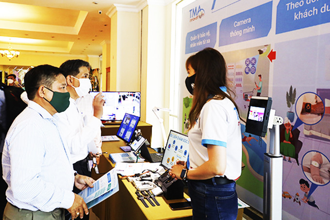Các đại biểu tham quan triển lãm chuyển đổi số ứng dụng công nghệ ngành du lịch  được tổ chức tại TP. Nha Trang.