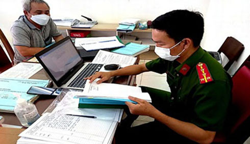 Người dân đến Phòng Cảnh sát PCCC & CNCH Công an tỉnh Khánh Hòa để thực hiện các thủ tục hành chính
