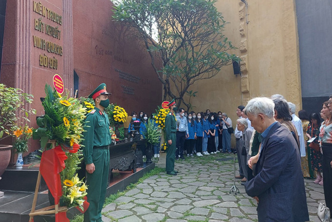 Dâng hương tưởng nhớ các liệt sĩ hy sinh tại Nhà tù Hỏa Lò.