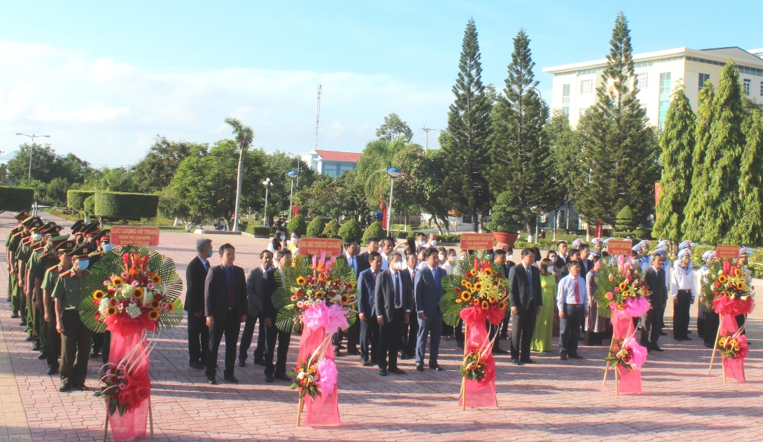 Các đại biểu tham dự lễ dâng hương tại Tượng đài Bác Hồ.