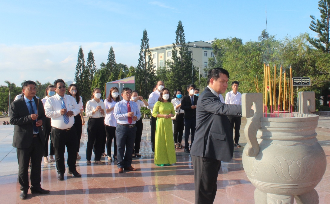 Đoàn đại biểu của Thành ủy Cam Ranh do ông Lương Đức Hải - Bí thư Thành ủy dẫn đầu dâng hoa, dâng hương tưởng nhớ Bác.