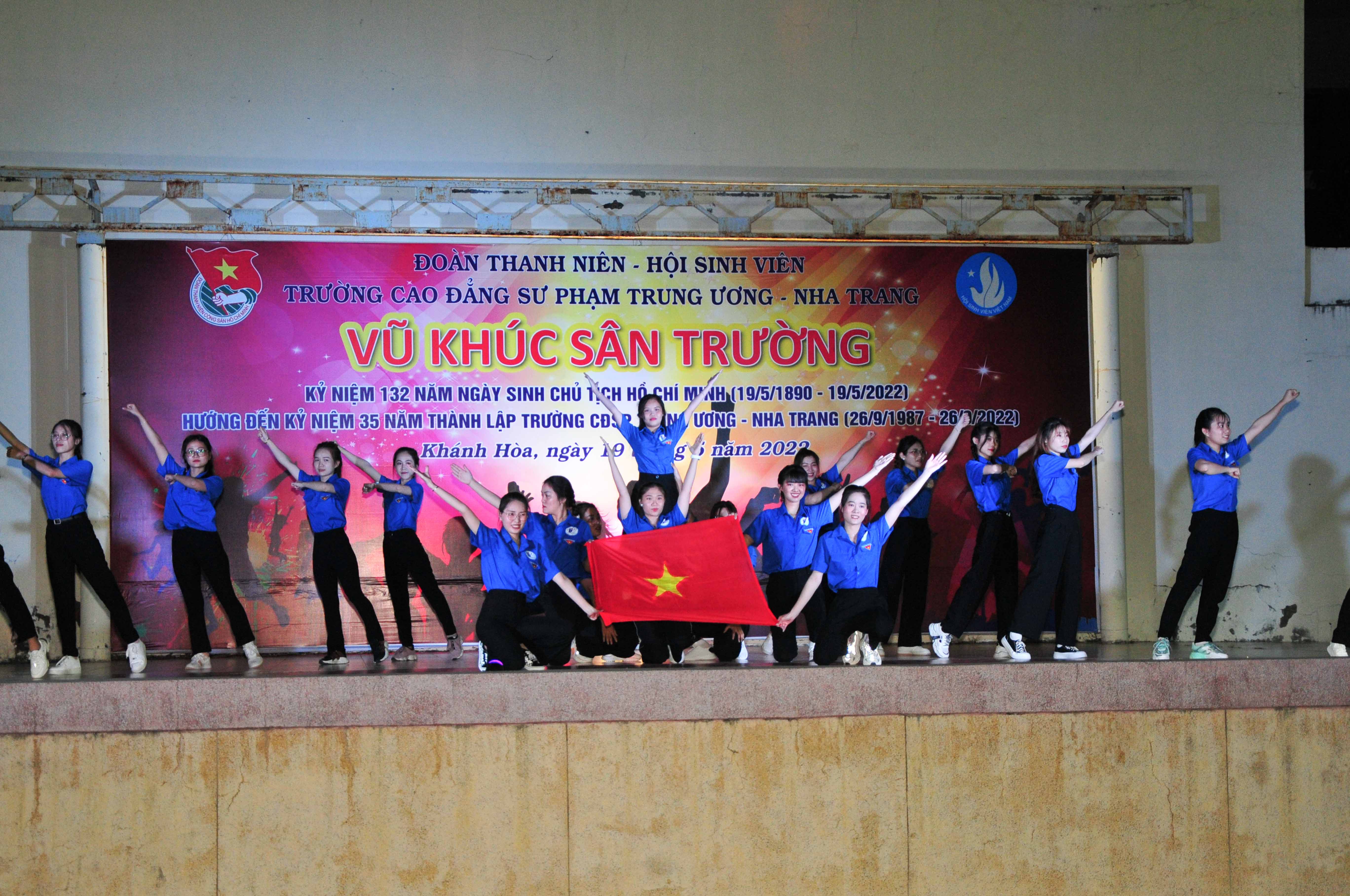 Tổ chức cuộc thi Vũ khúc sân trường