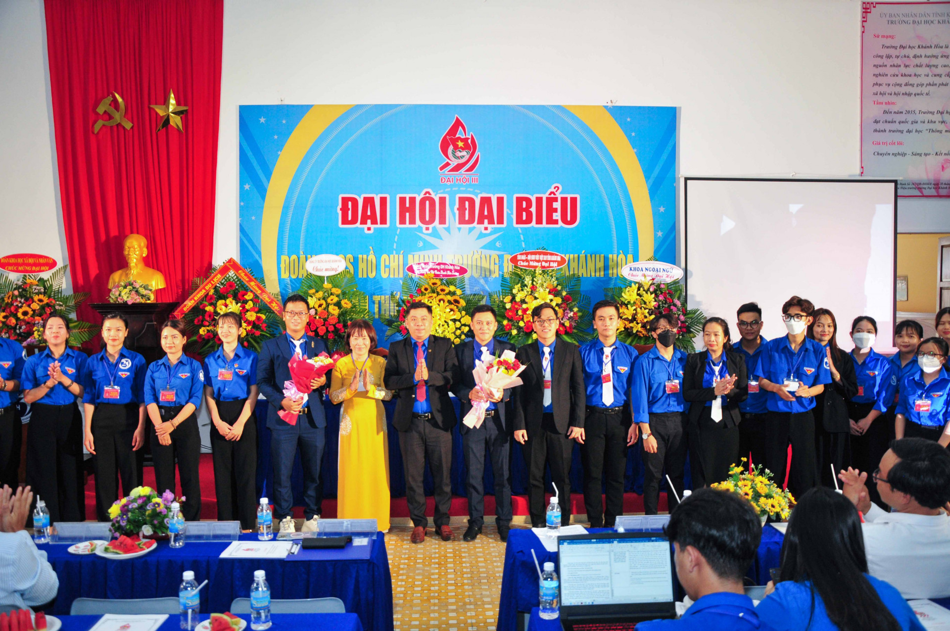 Các đại biểu tặng hoa chúc mừng Ban Chấp hành Đoàn trường Đại học Khánh Hoà khoá III, nhiệm kỳ 2022 - 2024