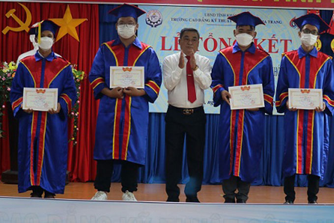 Trường Cao đẳng Kỹ thuật Công nghệ Nha Trang trao bằng tốt nghiệp cho 242 sinh viên