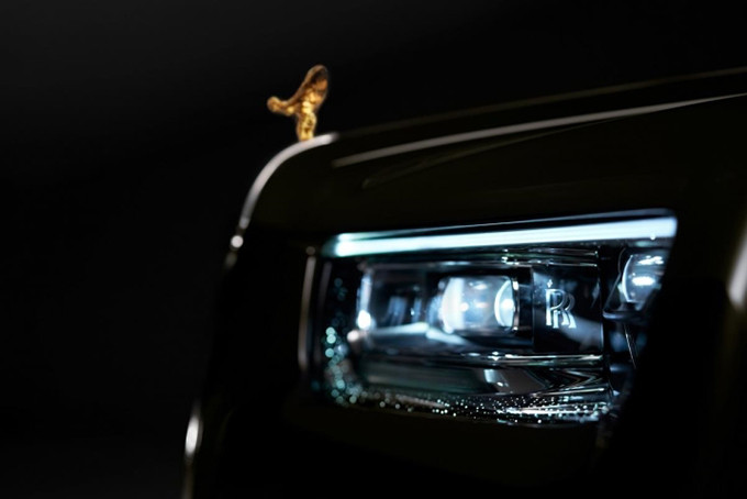 Đèn pha của Rolls-Royce Phantom VIII Series II rất ấn tượng và sáng.