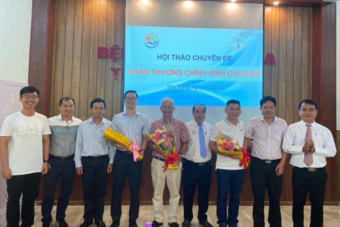 Lãnh đạo Bệnh viện Đa khoa tỉnh Khánh Hoà trao tặng hoa cho đội ngũ y, bác sĩ Bệnh viện Chấn thương Chỉnh hình TP. HCM
